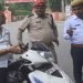 सीट बेल्ट न पहनने पर काटा स्कूटी चालक का चालान