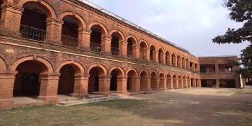 हॉफ गर्लफ्रेंड याद है आपको : उसी स्‍कूल के 8 शिक्षक और 4 शिक्षकेतर कर्मियो को शिक्षा विभाग के निदेशक ने निलंबित कर दिया है