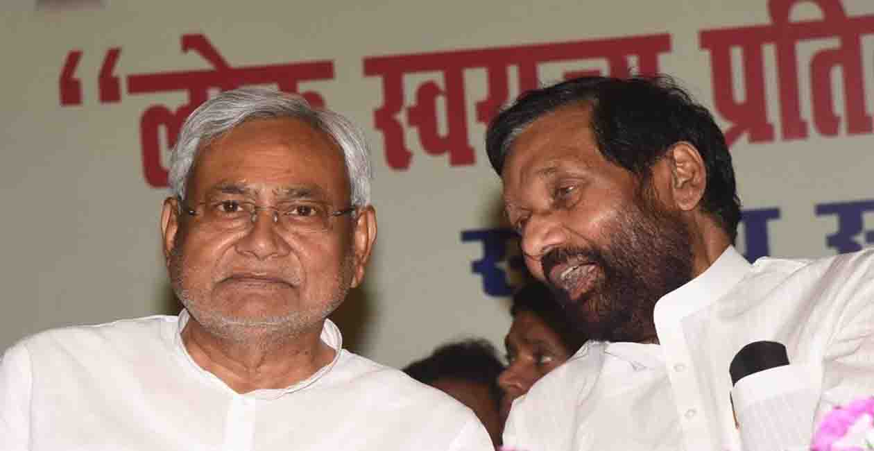बिहार में लोजपा ने 42 सीटों पर अपना दावा ठोका है : जदयू भाजपा को भी चाहिये 50-50% सीट