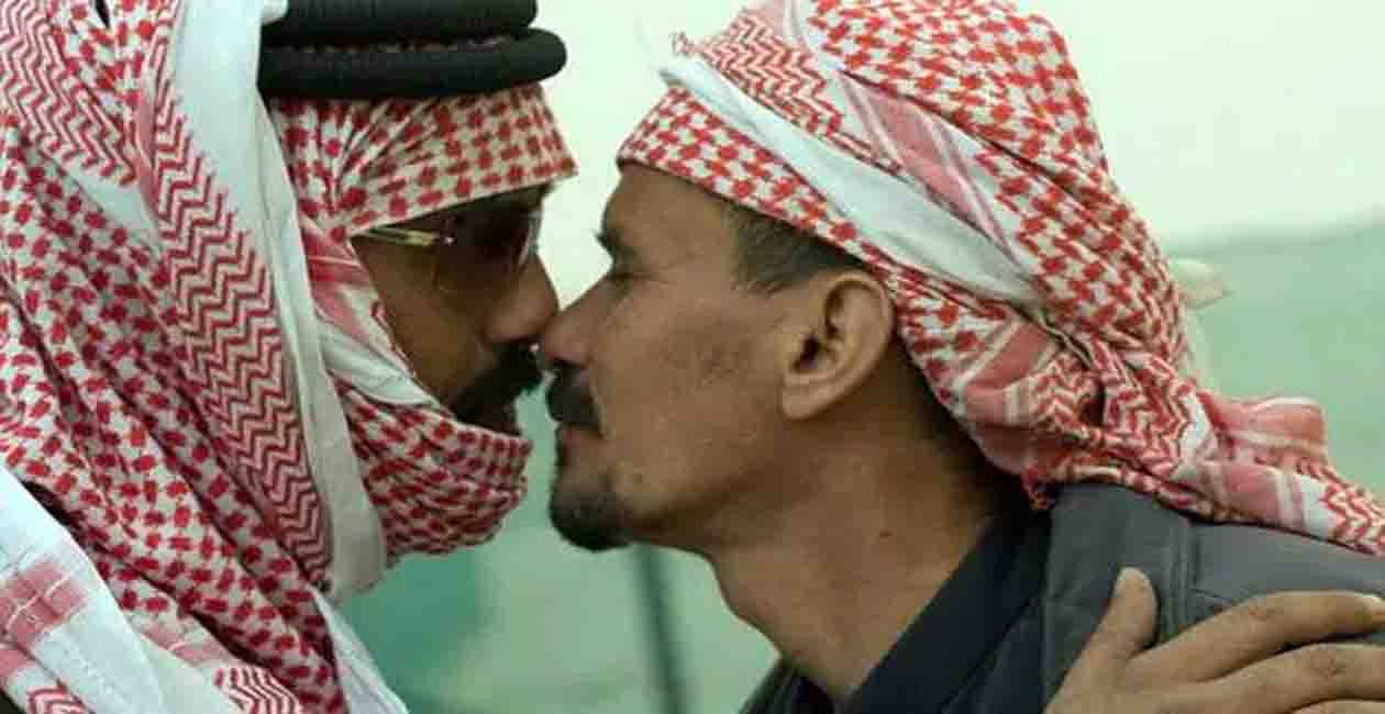 Арабские измен. Саудовская Аравия трутся носами. Поцелуй носами арабские страны. Arab Greetings. Greeting in Arabia.