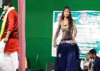 जदयू  कार्यकर्ताओं के लिए विधायक आवास पर लगे बार बालाओं के ठुमके