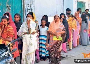 बिहार में लोगों के खातों में आए पैसे तो भूल गए कोरोना का डर : बैंकों में उमड़ी भीड़