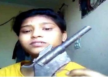 चाचा ने पिस्तौल देकर कहा- मां-भाई-बहन को मार दो, भतीजी ने खुद को मार ली गोली