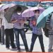 बनिये का दिमाग : कोरोना संक्रमण से बचाव के लिये छाते का किया अद्भुत प्रयोग