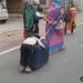 माँ की ममता : घर जाने को नहीं मिला कोई साधन, तो सुटकेस पर ही सुला कर चल दिये घर