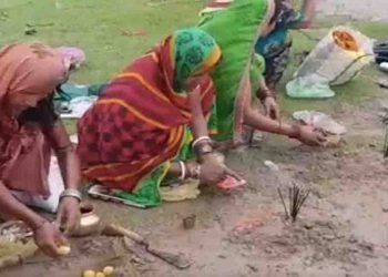 कोरोना माई ने कहा – गंगा में डुबकी लगाओं, गुड़ और तिल को जमीन में गाड़ो नहीं होगा कोरोना