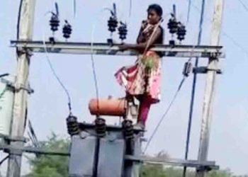 हाई वोल्टेज ड्रामा : शादी की जिद को लेकर लड़की चढ़ी ट्रांसफरमर पर, कहा नहीं हुई शादी तो देंगे जान