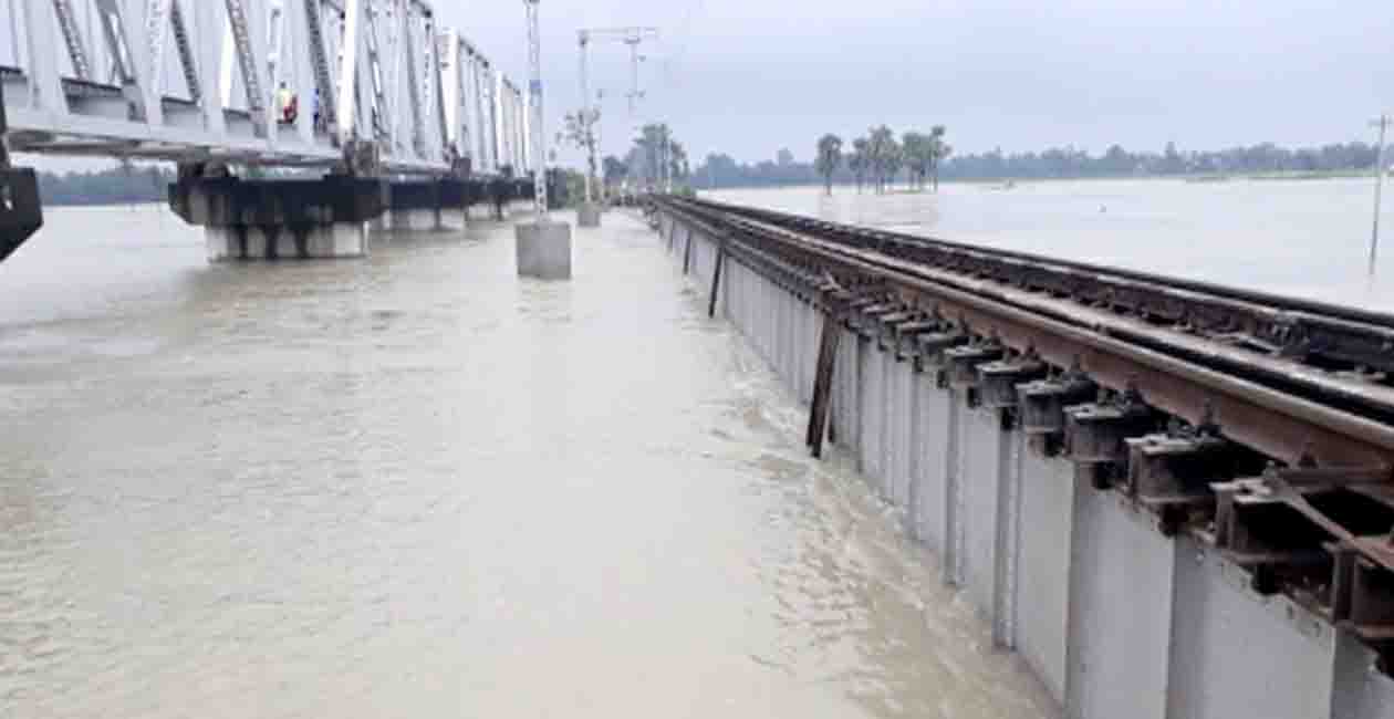 Flood in railway Track, Bihar, Bihar news, Bihar update, Bihar lettest update, Bihar big breaking, bihar breaking news, sharsa news, Samstipur news,