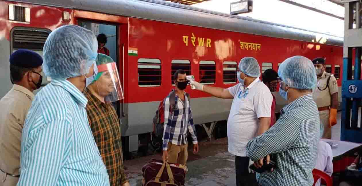 Bihar, Railway Station, PPE Kit, Hand Santizer, Mask,. Buy Mask, Buy Santizer, Bihar news