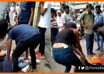 Ek Boyfriend ke bhid gayi do ladki, Boyfriend ek Girlfriend do, Sadak par ladki ki hui kutai, Do ladkiyon ka viral video, Viral Video, Jharkhand news, Jamshedpur news, Bihar news,